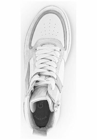 Białe sneakersy wykonane z połączenia gładkiej skóry i zamszu. Posiadają białe sznurowadła, perforowany nosek, wyściełany kołnierz oraz detal z paskiem po boku.