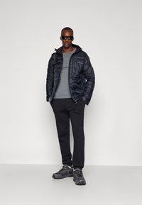 Peak Performance HELIUM UTILITY HOOD JACKET - Jachetă cu puf - black