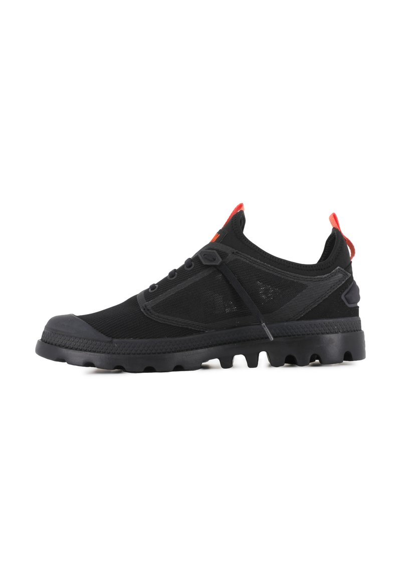 Scarpa sportiva nera con tomaia in mesh traspirante, suola in gomma con tacchetti per la trazione e accento rosso sul tallone.