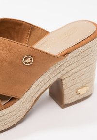 TOM TAILOR Mules à talons - cognac