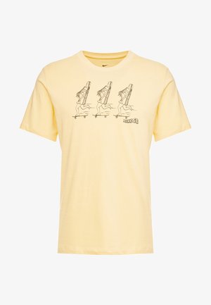 Geel katoenen T-shirt met een grafisch ontwerp van drie hardlopende figuren met oversized schoenen. "Nike SB" logo gedrukt rechtsonder.