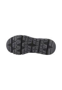 Suola di scarpa sportiva nera con superficie in gomma testurizzata, caratterizzata da scanalature prominenti e fori di drenaggio per trazione e aderenza.