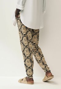 Next REGULAR FIT - Hlače - black paisley print