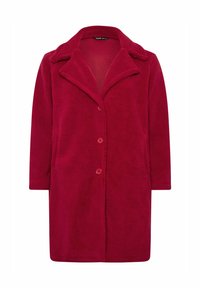 Cappotto rosso in pile con colletto a punta, bottoni frontali e tasche laterali. Ha una texture morbida e un design dritto.