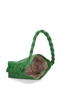 Borsa a tracolla in pelle verde con manico intrecciato e hardware dorato, dotata di un ampio interno beige. Chiusura con zip e texture morbida.