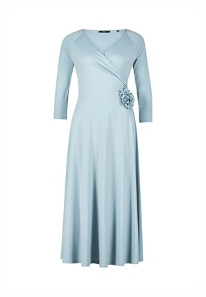 Robe enveloppante bleu clair avec des manches trois-quarts, un accent floral à la taille et une texture fluide et douce.