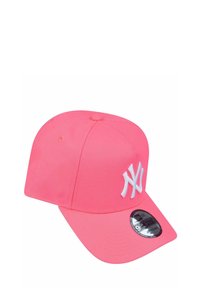 Casquette de baseball rose avec un visière plate, affichant un logo brodé blanc et une sangle réglable. Fabriquée en tissu durable avec une finition texturée.