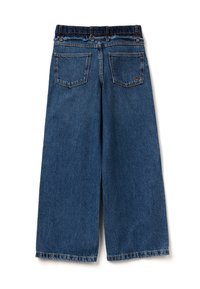 Jeans de mezclilla azul de pierna ancha con un acabado desgastado, que presentan dos bolsillos traseros y una cinturilla deshilachada. Tela pesada con detalles de costura mínimos.