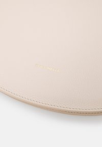 Coccinelle SUNUP - Kézitáska - offwhite/green