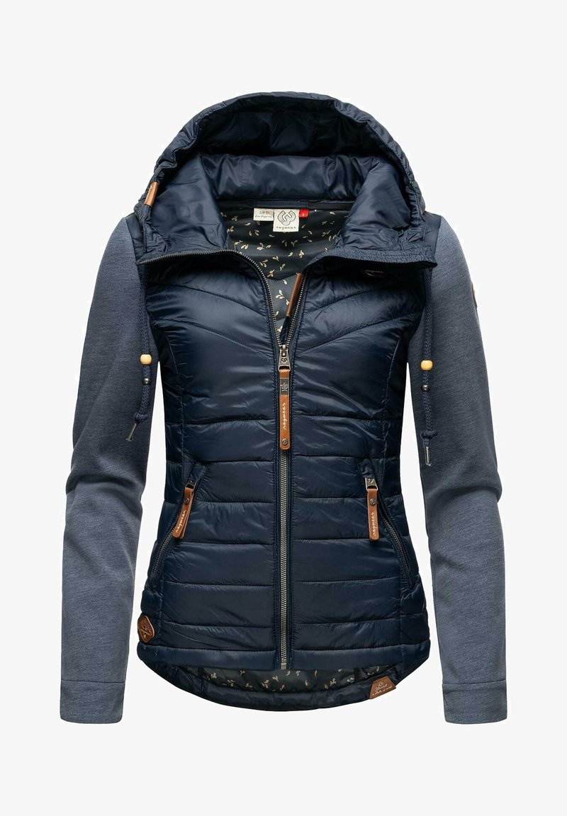 Mörkblå vadderad väst med fast huva, framlåsmakt, bruna dragkedjehandtag och grå stickade långärmar med snoddar.