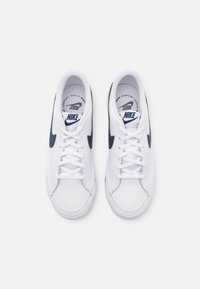 Nike Sportswear COURT LEGACY - Sporta apavi - white/midnight navy