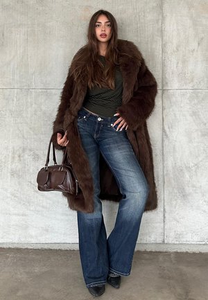 Bershka LONG - Wintermantel - dark brown