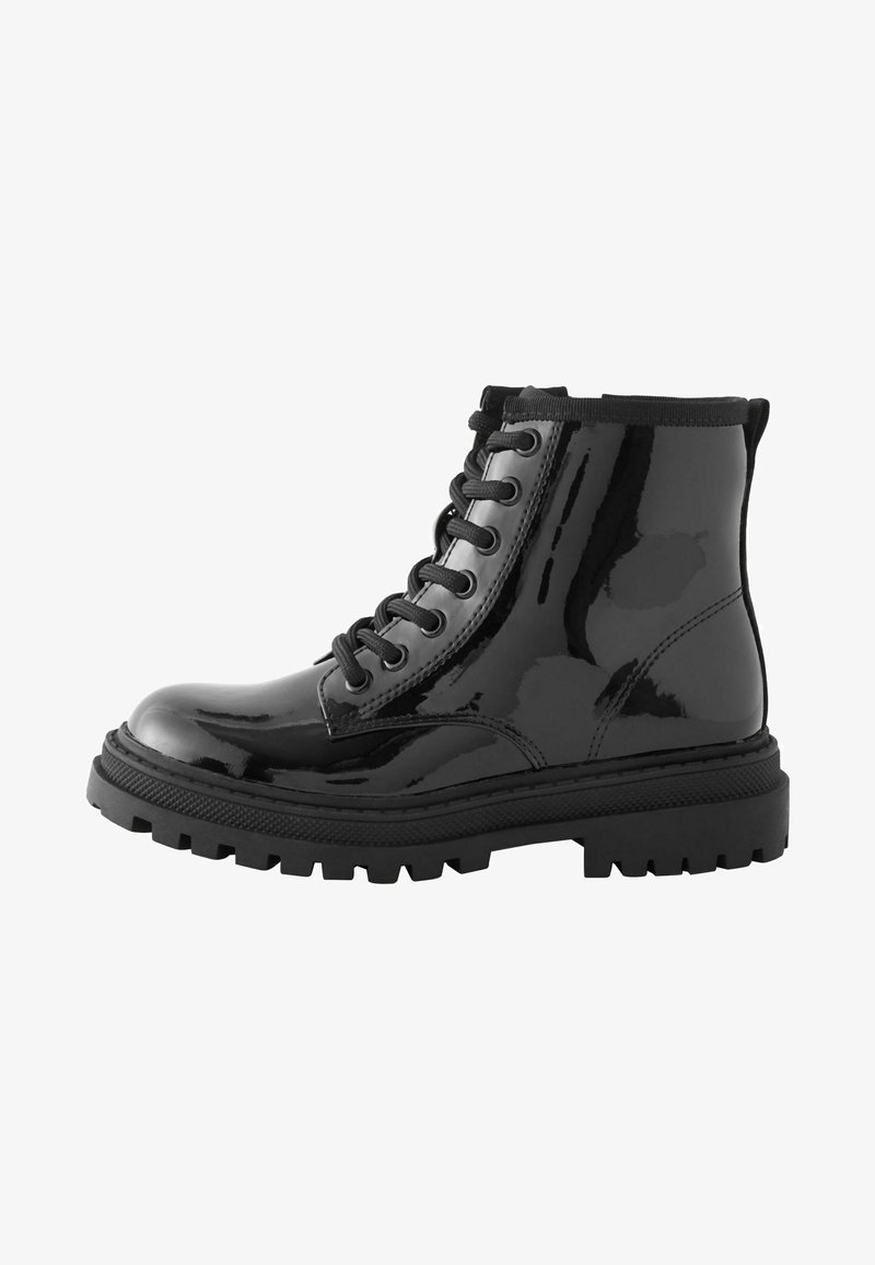 Cizmă ankle din piele patent neagră, cu vârf rotund, șireturi în față și talpă groasă, texturată, cu șuruburi profunde. Finisaj lucios, neted.