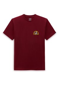 Camiseta de algodón color burdeos con mangas cortas; presenta un pequeño gráfico multicolor en el pecho, que incluye texto en amarillo y acentos en negro.