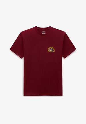 Bordeaux farvet bomuld t-shirt med korte ærmer; har et lille, flerfarvet grafisk motiv på brystet, inklusive tekst i gule og sorte accenter.