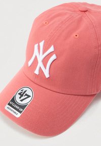 Ροζ βαμβακερό καπέλο baseball με ρυθμιζόμενο μέγεθος, διακοσμημένο με κεντημένο λευκό λογότυπο NY και ραμμένη ετικέτα με το όνομα της μάρκας και το "Καθαρισμός".