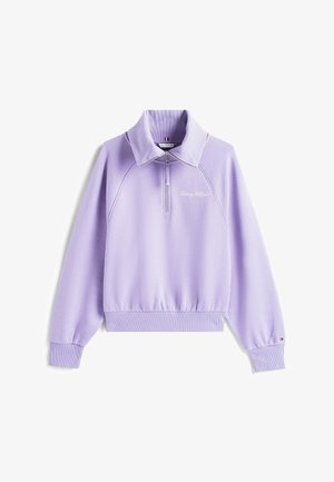 Felpa pullover lavanda con colletto alto, chiusura a mezza zip, polsini e fondo a coste. Presenta il logo del brand ricamato in bianco.