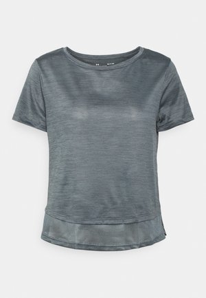 Szary sportowy t-shirt z krótkim rękawem i okrągłym dekoltem, wykonany z fakturowanej tkaniny z siateczkową warstwą wystającą u dołu.