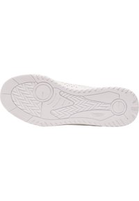 Vitt idrottssko sula med ett texturerat gummimönster, cirkulära greppinslag och ventilationshål för andningsförmåga.