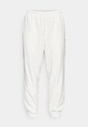 ESSENTIAL  TRACKPANT - Pantalones deportivos - blanc