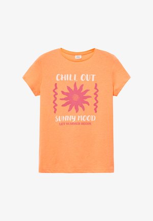 Oranges Baumwoll-T-Shirt mit kurzen Ärmeln, ausgestattet mit einem pinken Sonnenmotiv und dem Text "CHILL OUT SUNNY MOOD LET SUMMER BEGIN" in Weiß.