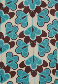 Motif floral répétitif avec des fleurs stylisées turquoise et marron sur un fond beige.