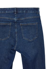 Jeans in denim con un lavaggio blu scuro. Presentano due tasche posteriori, cuciture visibili e un design a gamba dritta con una vita alta.