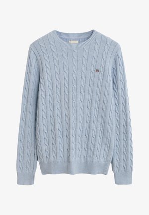 Světle modrý svetr pletený do kablíku s kulatým výstřihem a žebrovanými manžetami. Obsahuje malé logo na levé horní části hrudníku. Měkká textura.