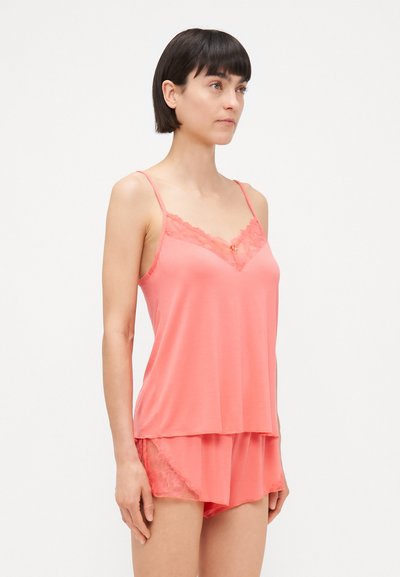 Koralen kompleti za spanje, ki vključuje brezrokavni top z čipkastim robom in ujemajoče se kratke hlače s čipkastimi detajli, izdelani iz mehkega, lahkega materiala.