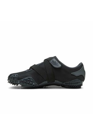 Schwarzer Sportschuh mit Obermaterial aus strukturiertem Stoff, Gummisohle mit Stollen für besseren Halt und einem verstellbaren Riemen über dem Mittelfuß.