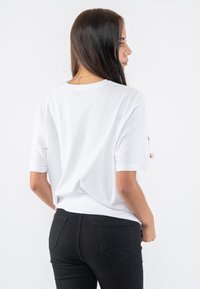 Paradiso Clothing NIRVANA HI BUILD SMILEY - Print T-shirt - white