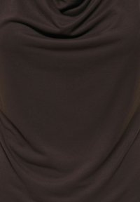 Tissu brun foncé avec une texture douce et lisse, drapé librement, montrant de délicats plis et un éclat subtil.