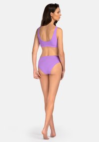 Fioletowy pleciony zestaw bikini z topem na szyję w kształcie łódki i wysokim stanem majtek, o fakturowanym wykończeniu i bezszwowym designie.