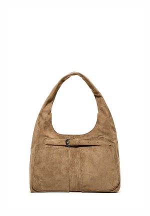 Sac d'épaule en daim marron avec large bandoulière, détail de ceinture avec boucle à l'avant et deux grandes poches avant sur fond blanc.
