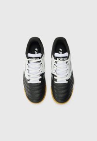 Svart-hvite lavtoppede sneakers med perforert svart skinn, hvit mesh-tunge, hvite snøringer og gummigummisåle. Har logo-detaljer.