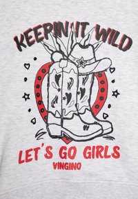Grå hettegenser med grafisk design av cowboystøvler og en hatt, aksentuerte med røde hjerter og stjerner; inkluderer teksten "KEEPIN' IT WILD" og "LET'S GO GIRLS."