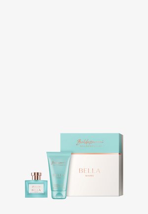Flacon de parfum Baldessarini Bella Mare, tube de crème de douche et boîte cadeau assortie bleue et blanche avec texte en rose doré sur fond uni.