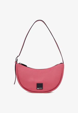 Valkoinen nahkainen käsilaukku, jossa on kuun muoto, mustalla vetoketjulla, kontrastoivalla mustalla hihnalla ja pienellä logopatchilla edessä.