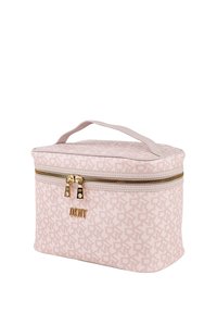 Bolsa de cosméticos rosa con patrón de monograma, que cuenta con cierre de cremallera y herrajes dorados, con una parte superior plana y un asa para llevar cómodamente.