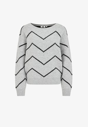 Pilkas megztinis su juodu zigzaginiu raštu. Turi plačią apykaklę, ilgomis rankovėmis ir laisvu siluetu, pagamintas iš minkštos medžiagos.