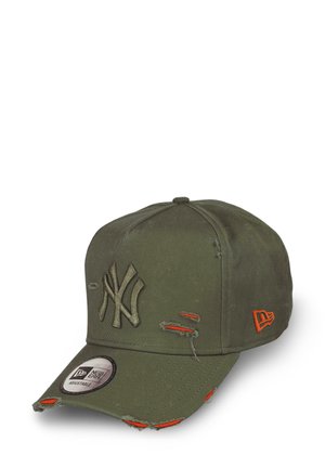 Olivgrüner Baseballschläger mit abgenutzten Details, besticktem Logo, verstellbarem Riemen und orangefarbenen Akzenten auf dem Schirm und an den Seiten.