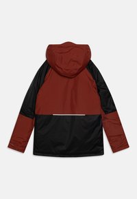 Vanntett jakke med en maroon øverste del og svart nederste del, med hette og reflekterende detaljer på baksiden.