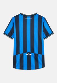 Βερμούδα κοντά μανίκια σε μπλε και μαύρες κατακόρυφες ρίγες. Διαθέτει στρογγυλή λαιμόκοψη, υφή διχτυού και "ATALANTA BERGAMO" τυπωμένο στην πλάτη.