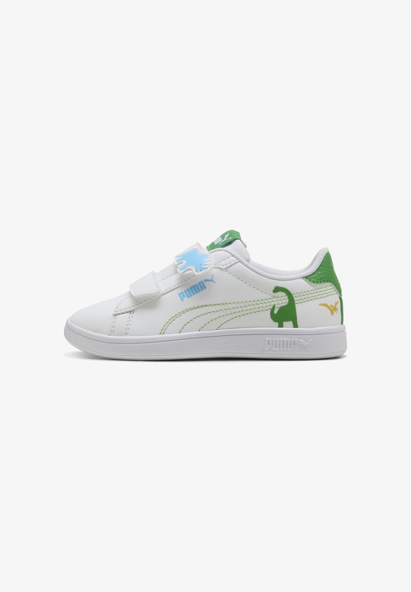 Baskets blanches Puma avec des accents verts de dinosaure et de papillon, deux bandes Velcro et un logo Puma bleu sur le côté.