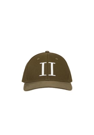 Olijfgroene baseballpet met gebogen klep en wit Romeins cijfer II gestikt op het midden voor.