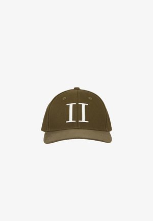 Casquette de baseball vert olive avec visière courbée et chiffre romain II blanc brodé au centre avant.