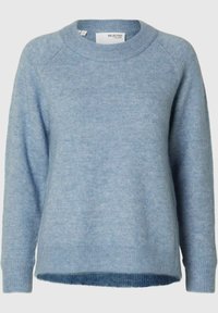 Vaaleansininen neulepaita pehmeästä materiaalista, jossa on pyöreä pääntie, pitkät hihat ja hieman pidempi takareuna rentoa istuvuutta varten.