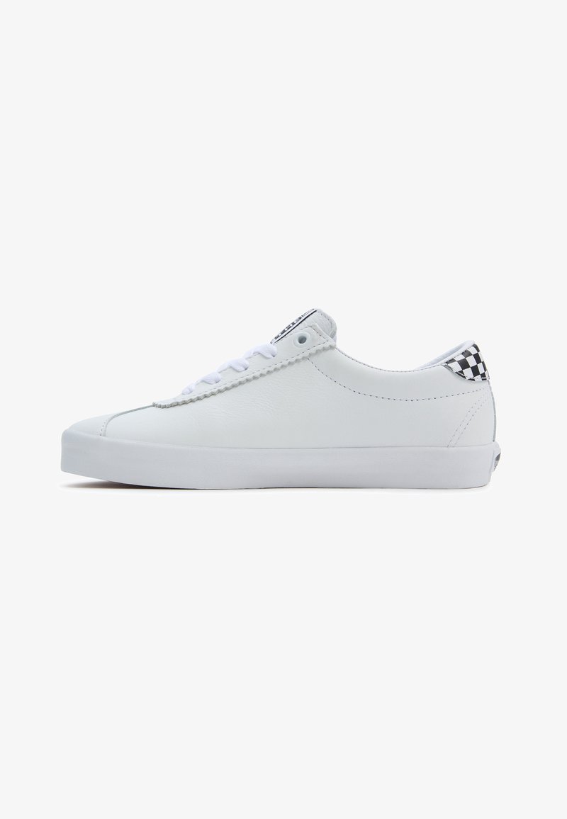 Baskets en cuir blanc à profil bas, bout rond, fermeture à lacets, avec un accent à carreaux noir et blanc sur le talon.