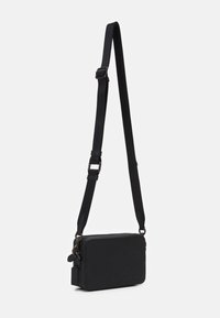 Borsa a spalla nera con superficie testurizzata, forma rettangolare, tracolla regolabile e chiusura con zip. Presenta dettagli in metallo.