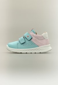 Baskets d'enfant en bleu pastel et rose avec double sangle Velcro et semelle blanche texturée sur fond neutre.